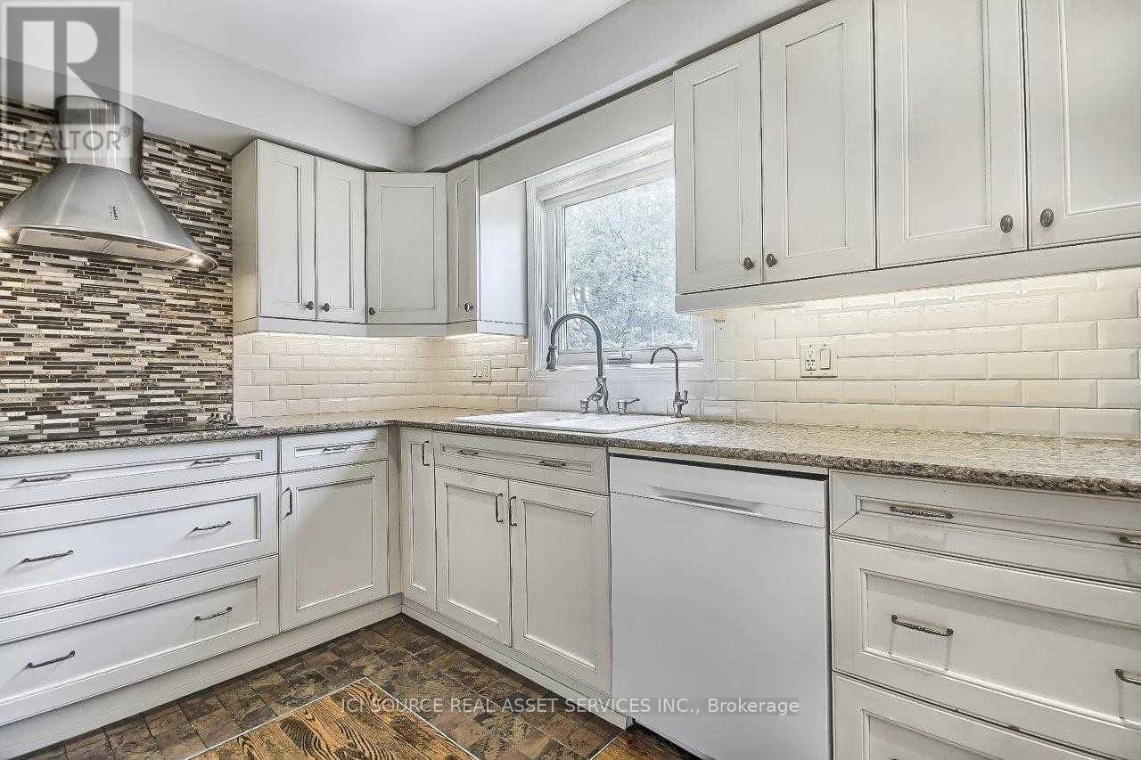 29 Bucks Green Road, Markham, ON - Indoor Photo Showing Kitchen