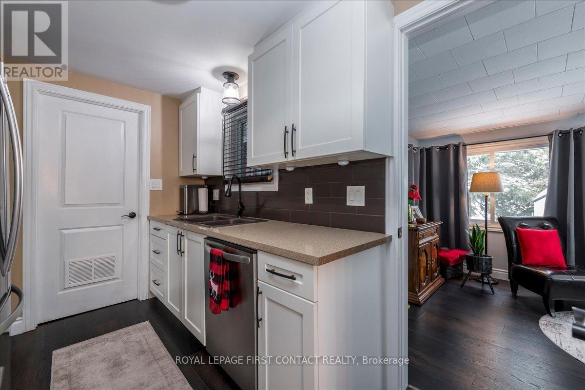 Kitchen - 10 South Boulevard, Innisfil, ON - Indoor Photo Showing Kitchen With Double Sink