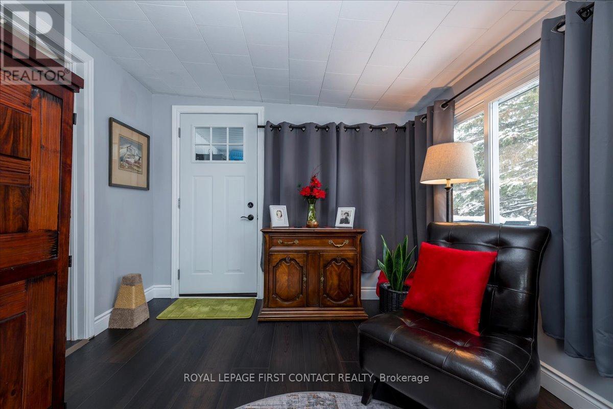Family room - 10 South Boulevard, Innisfil, ON - Indoor Photo Showing Other Room