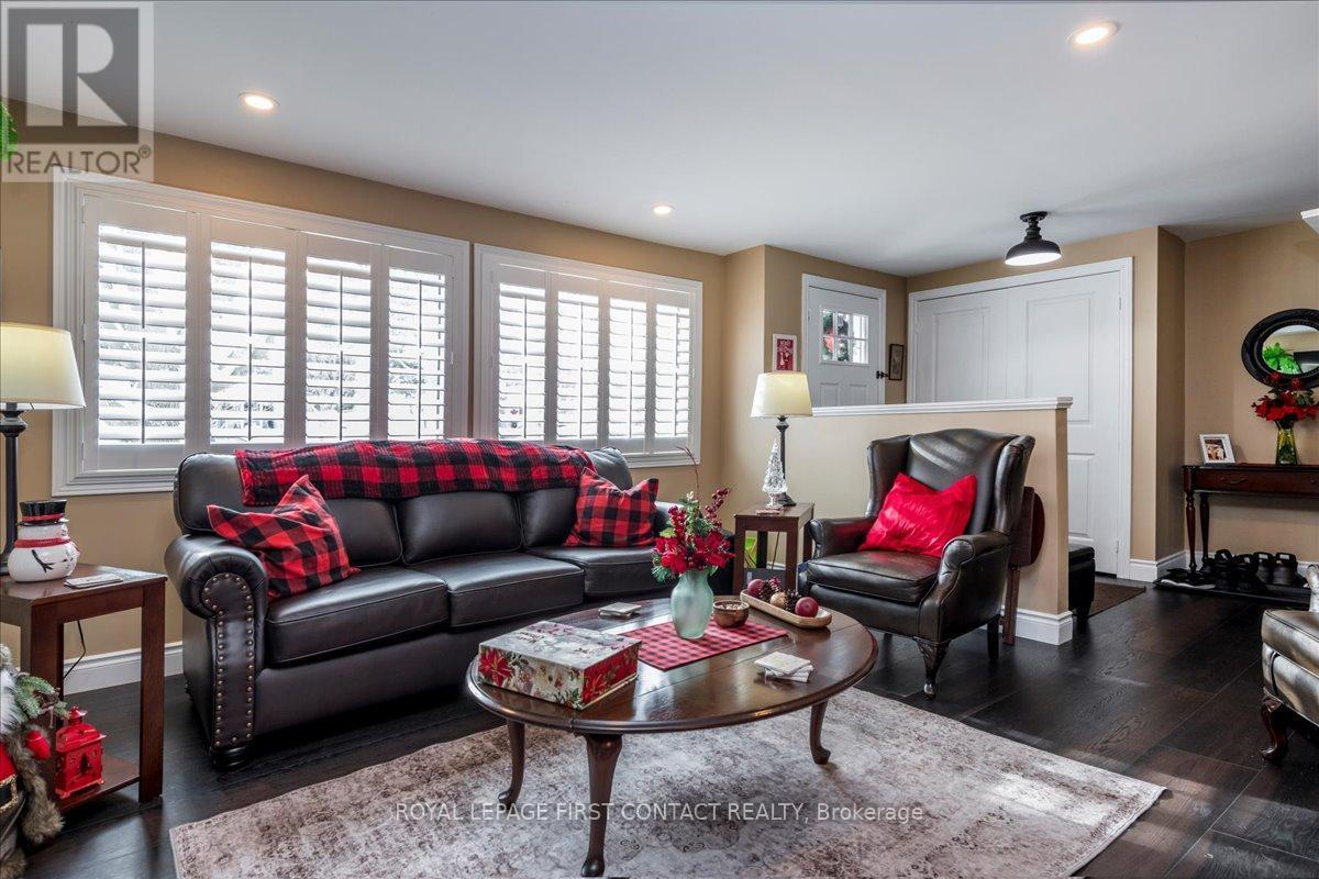 Living room - 10 South Boulevard, Innisfil, ON - Indoor Photo Showing Living Room