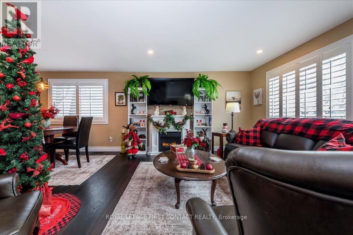 Living room - 10 South Boulevard, Innisfil, ON - Indoor Photo Showing Living Room