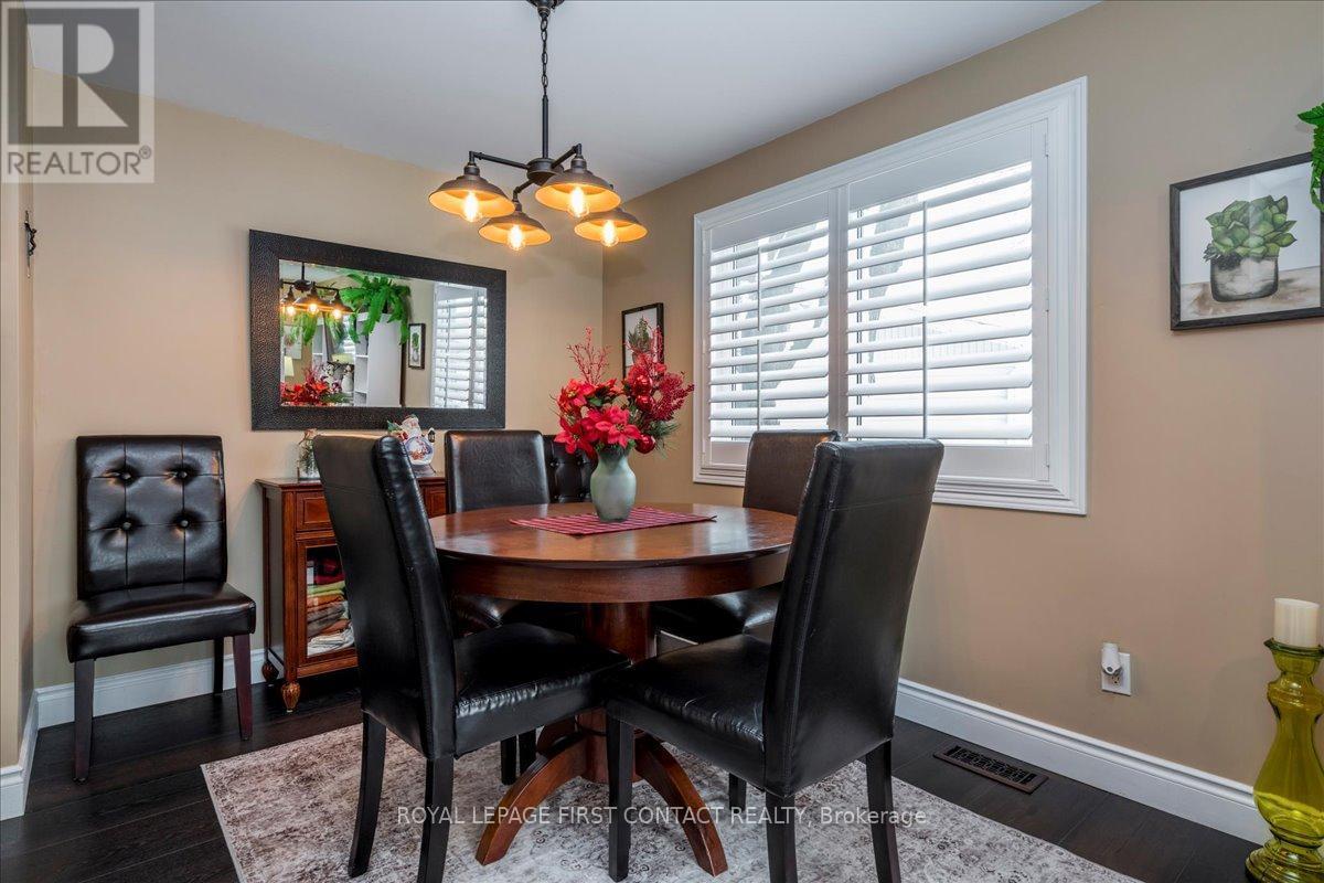 Dining room - 10 South Boulevard, Innisfil, ON - Indoor Photo Showing Dining Room