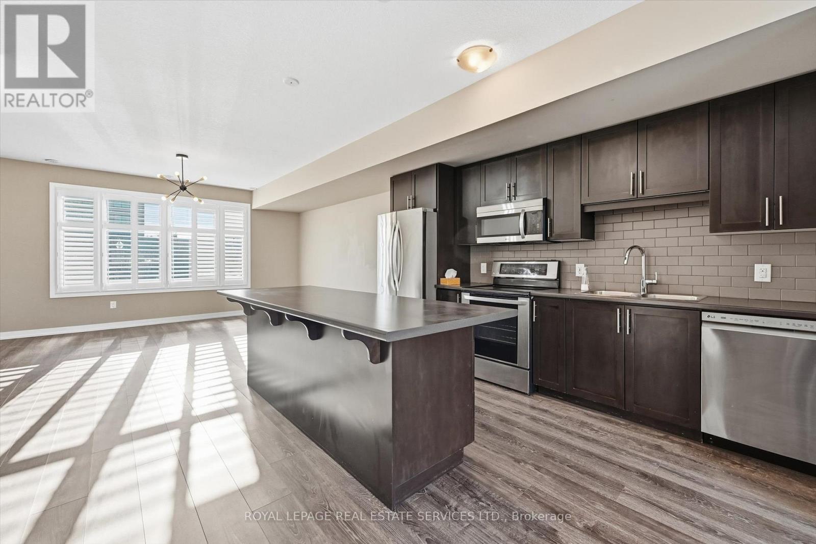 Stylish Kitchen Offers Stainless Steel Appliances - 85 Esplanade Lane, Grimsby, ON - Indoor Photo Showing Kitchen With Stainless Steel Kitchen With Upgraded Kitchen