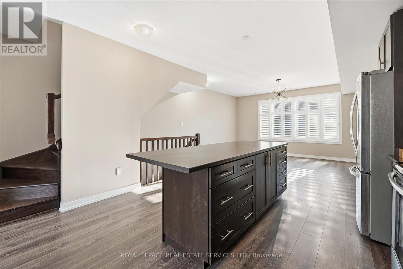 Island with Breakfast Bar Ideal for Casual Dining - 85 Esplanade Lane, Grimsby, ON - Indoor