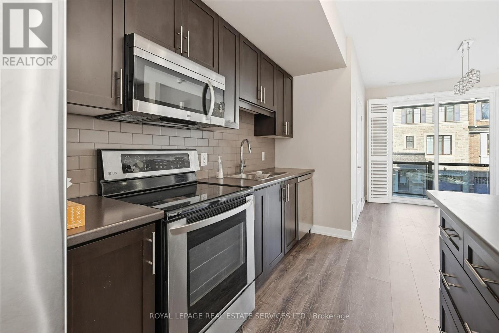 Stylish Kitchen Offers Stainless Steel Appliances - 85 Esplanade Lane, Grimsby, ON - Indoor Photo Showing Kitchen With Stainless Steel Kitchen