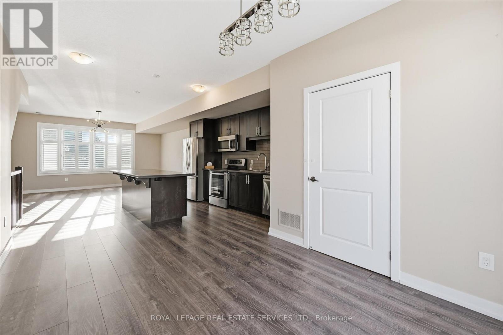 Designed for Entertaining and Everyday Living - 85 Esplanade Lane, Grimsby, ON - Indoor Photo Showing Kitchen