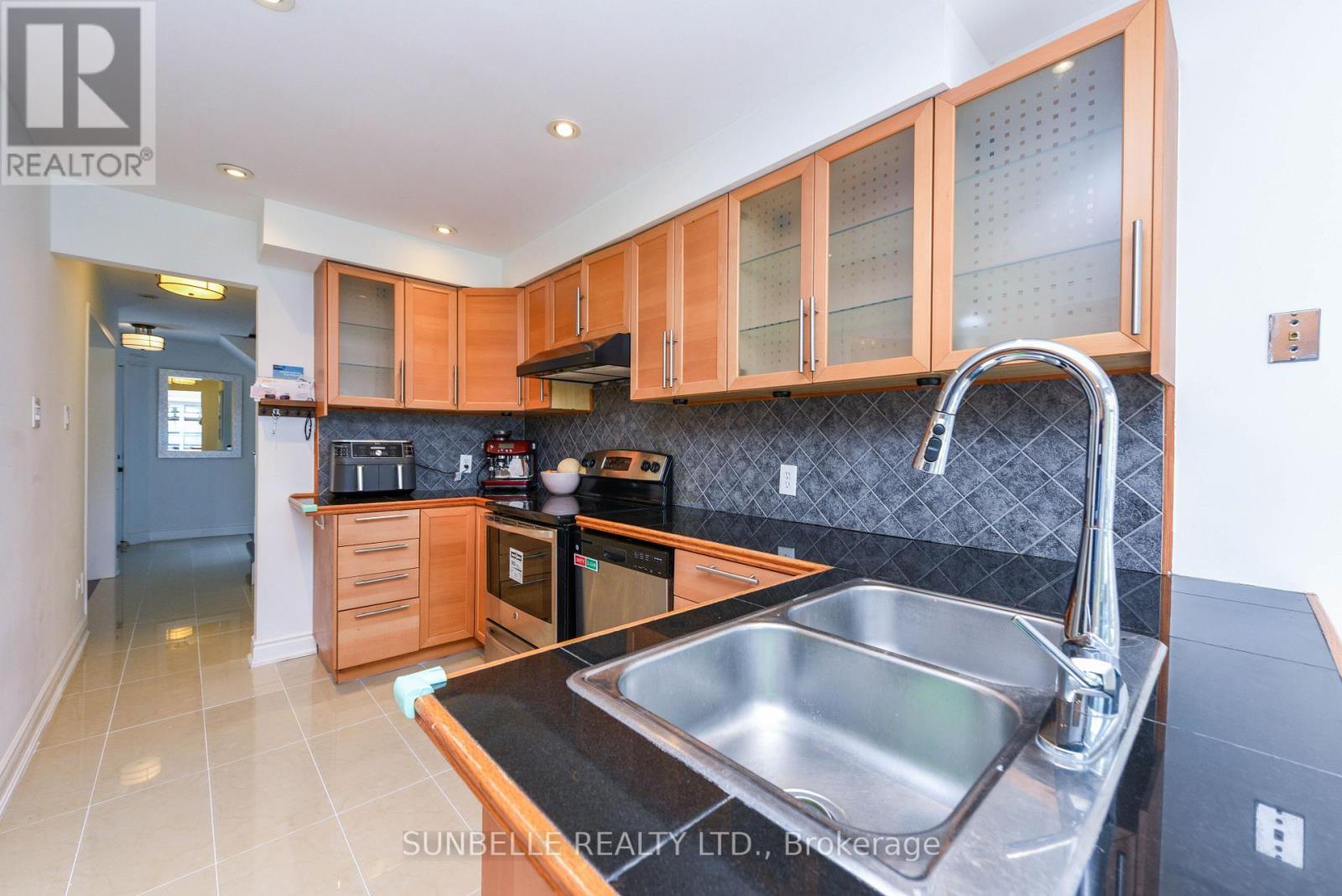 3826 Allcroft Road, Mississauga, ON - Indoor Photo Showing Kitchen With Double Sink