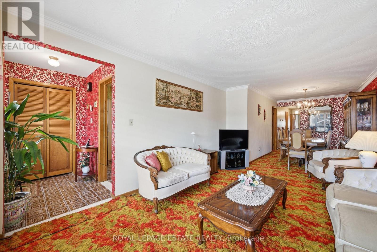 73A North Bonnington Avenue, Toronto, ON - Indoor Photo Showing Living Room