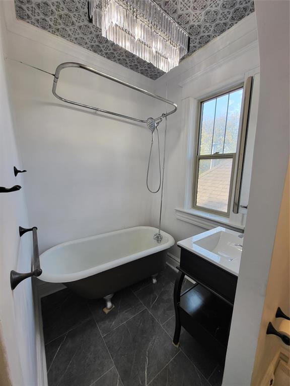 422 Burrows Avenue, Winnipeg, MB - Indoor Photo Showing Bathroom