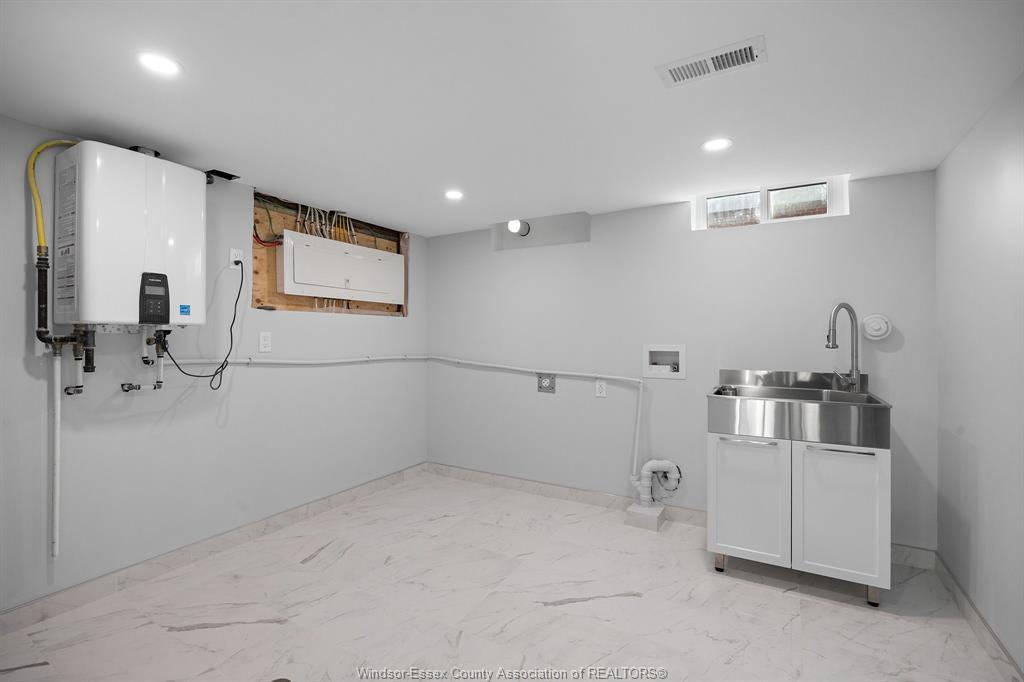 2692 Everts, Windsor, ON