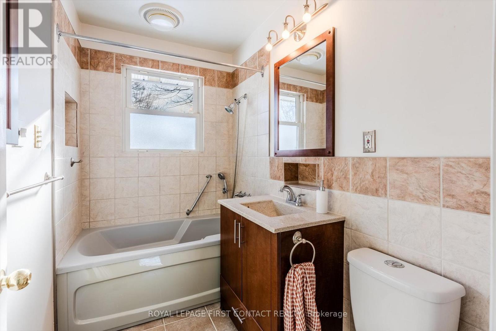 Unit A - 23 Shannon Street, Barrie, ON - Indoor Photo Showing Bathroom