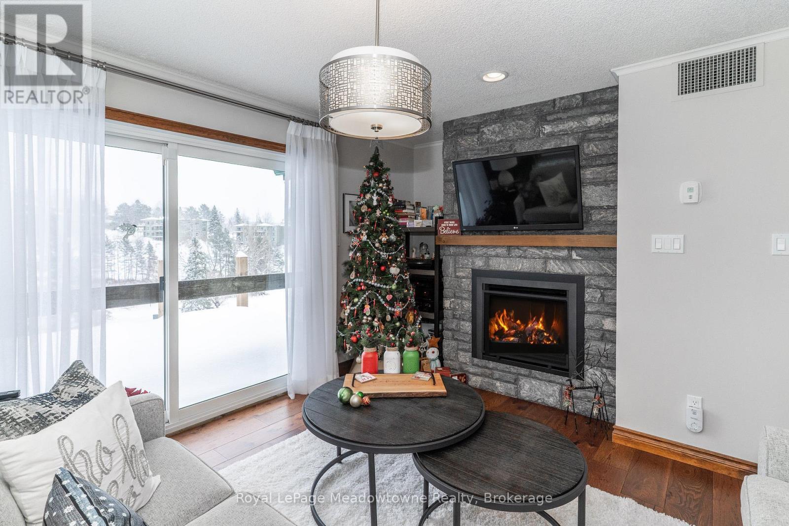 301 - 34 Deerhurst Greens Road, Huntsville (Chaffey), ON - Indoor Photo Showing Living Room With Fireplace