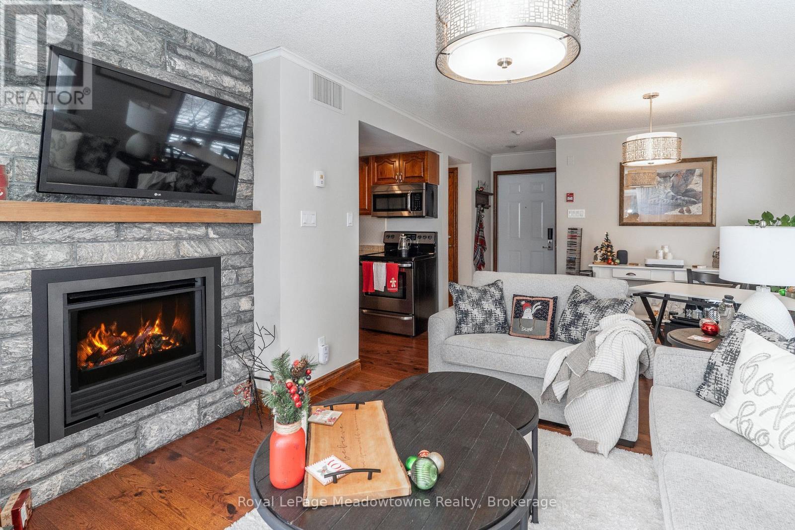 301 - 34 Deerhurst Greens Road, Huntsville (Chaffey), ON - Indoor Photo Showing Living Room With Fireplace