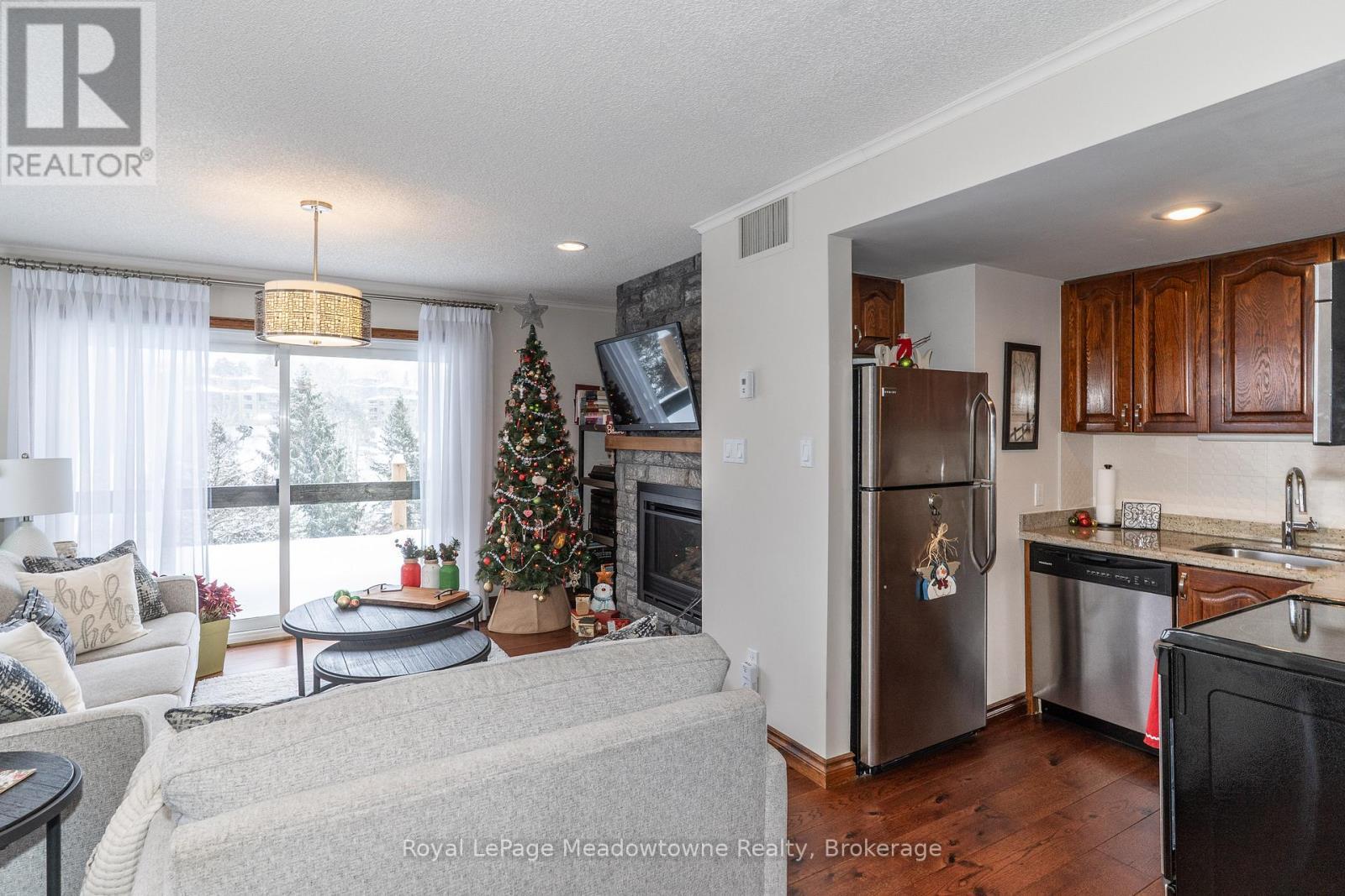 301 - 34 Deerhurst Greens Road, Huntsville (Chaffey), ON - Indoor With Fireplace