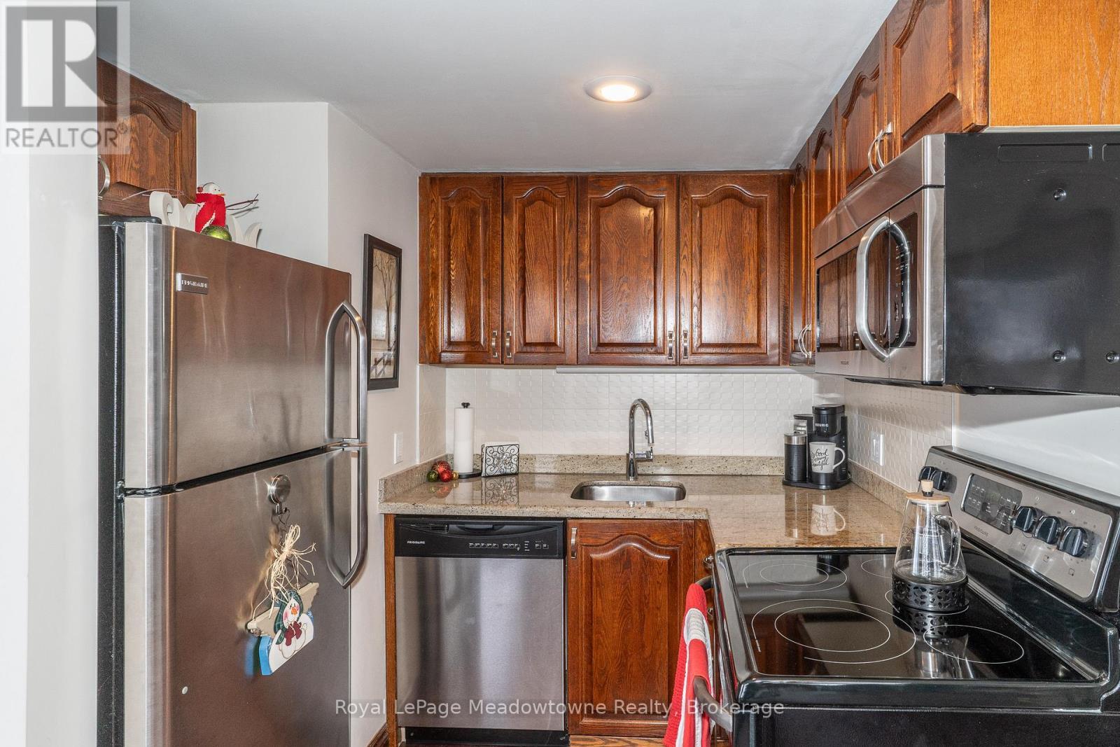 301 - 34 Deerhurst Greens Road, Huntsville (Chaffey), ON - Indoor Photo Showing Kitchen With Stainless Steel Kitchen