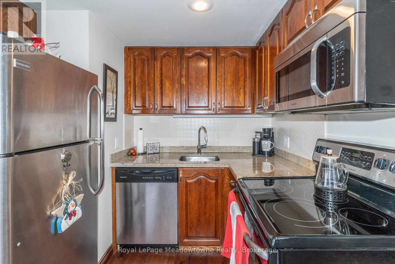 301 - 34 Deerhurst Greens Road, Huntsville (Chaffey), ON - Indoor Photo Showing Kitchen With Stainless Steel Kitchen