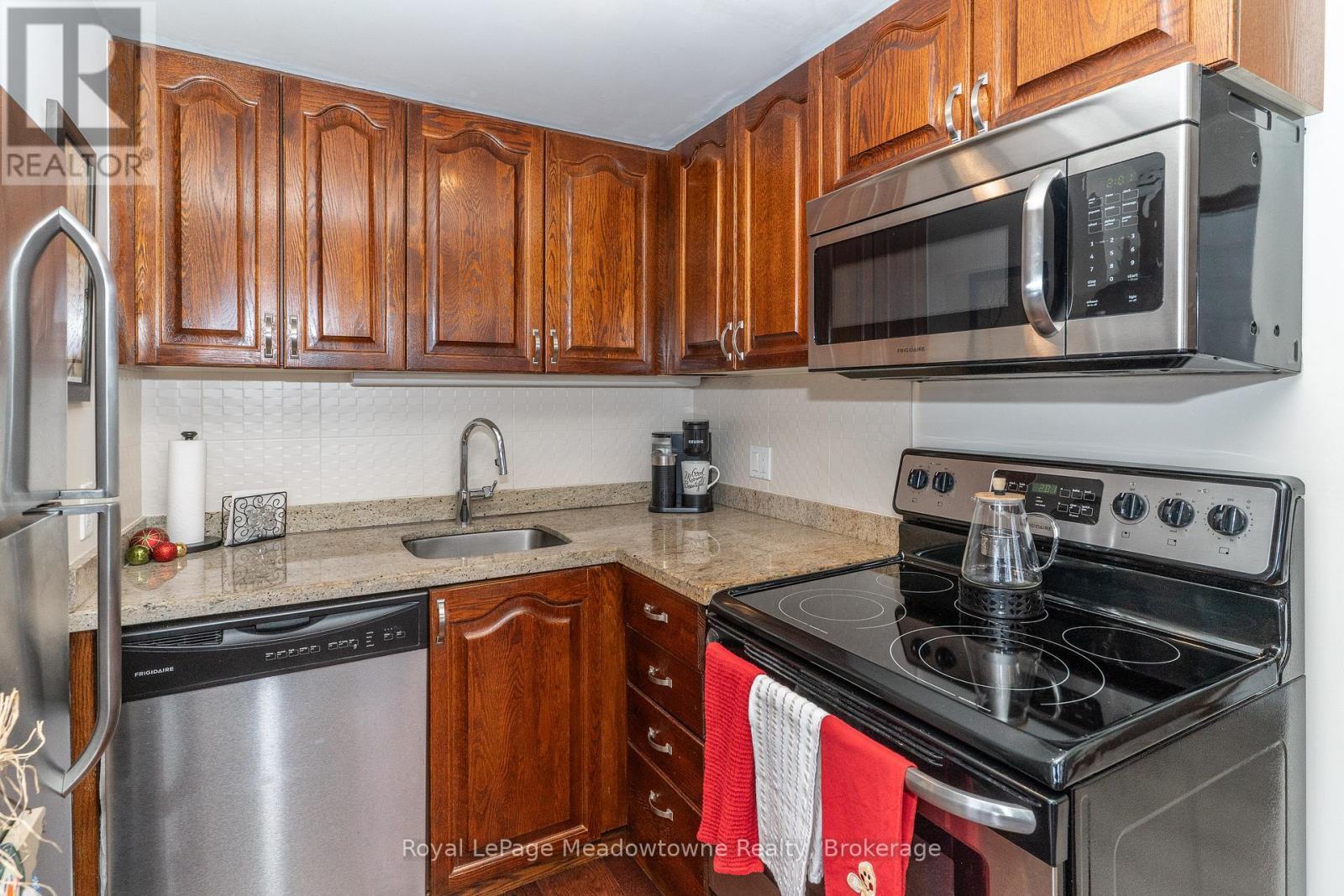 301 - 34 Deerhurst Greens Road, Huntsville (Chaffey), ON - Indoor Photo Showing Kitchen