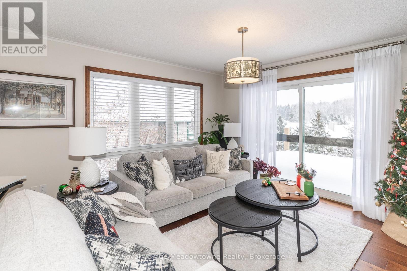 301 - 34 Deerhurst Greens Road, Huntsville (Chaffey), ON - Indoor Photo Showing Living Room