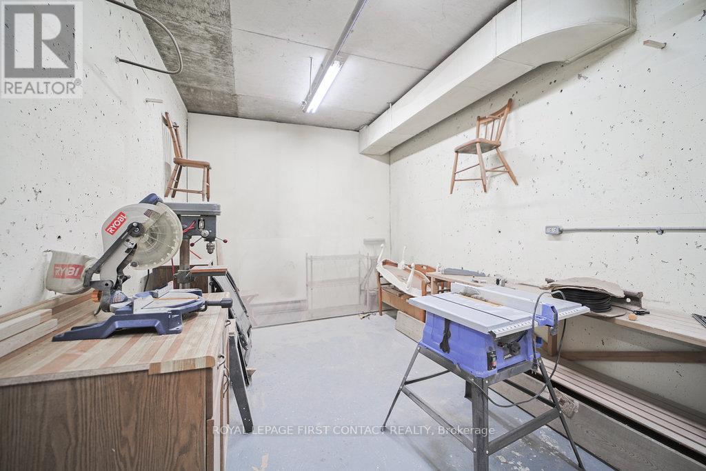 808 - 20 William Roe Boulevard, Newmarket, ON - Indoor