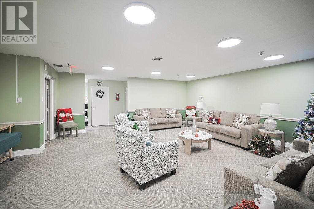 808 - 20 William Roe Boulevard, Newmarket, ON - Indoor