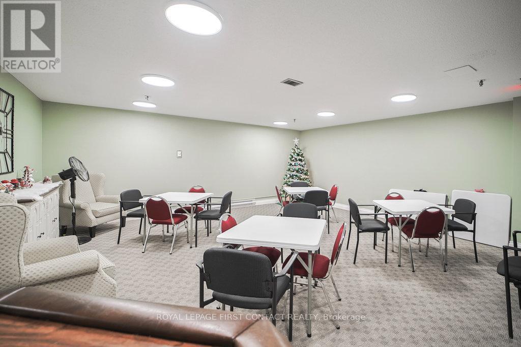 808 - 20 William Roe Boulevard, Newmarket, ON - Indoor