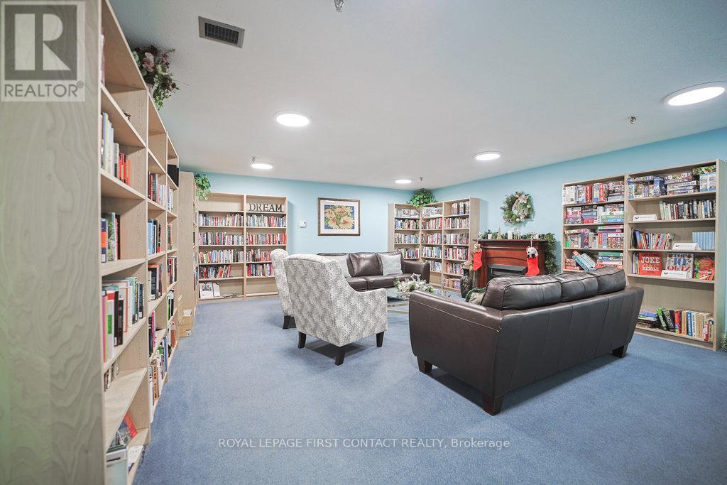 808 - 20 William Roe Boulevard, Newmarket, ON - Indoor