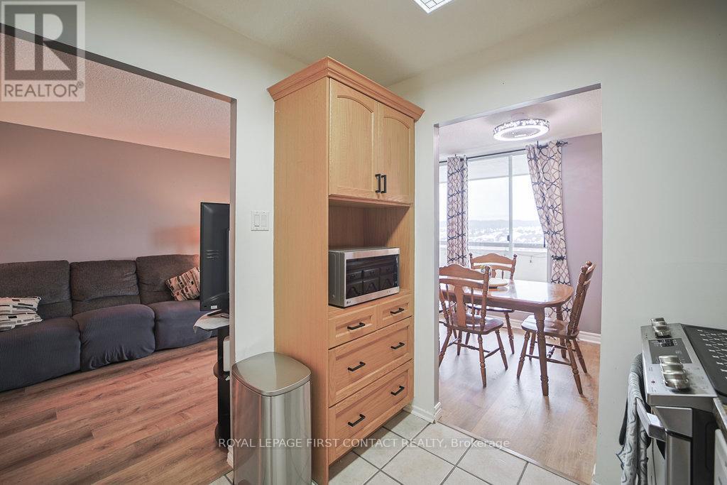 808 - 20 William Roe Boulevard, Newmarket, ON - Indoor