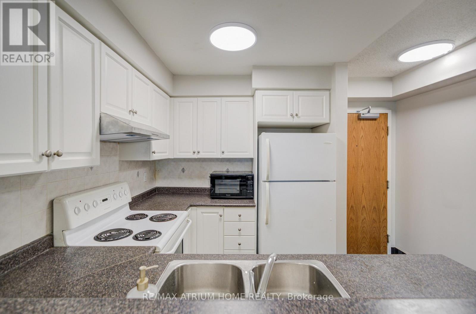 2315 - 7 Lorraine Drive, Toronto, ON - Indoor Photo Showing Kitchen With Double Sink