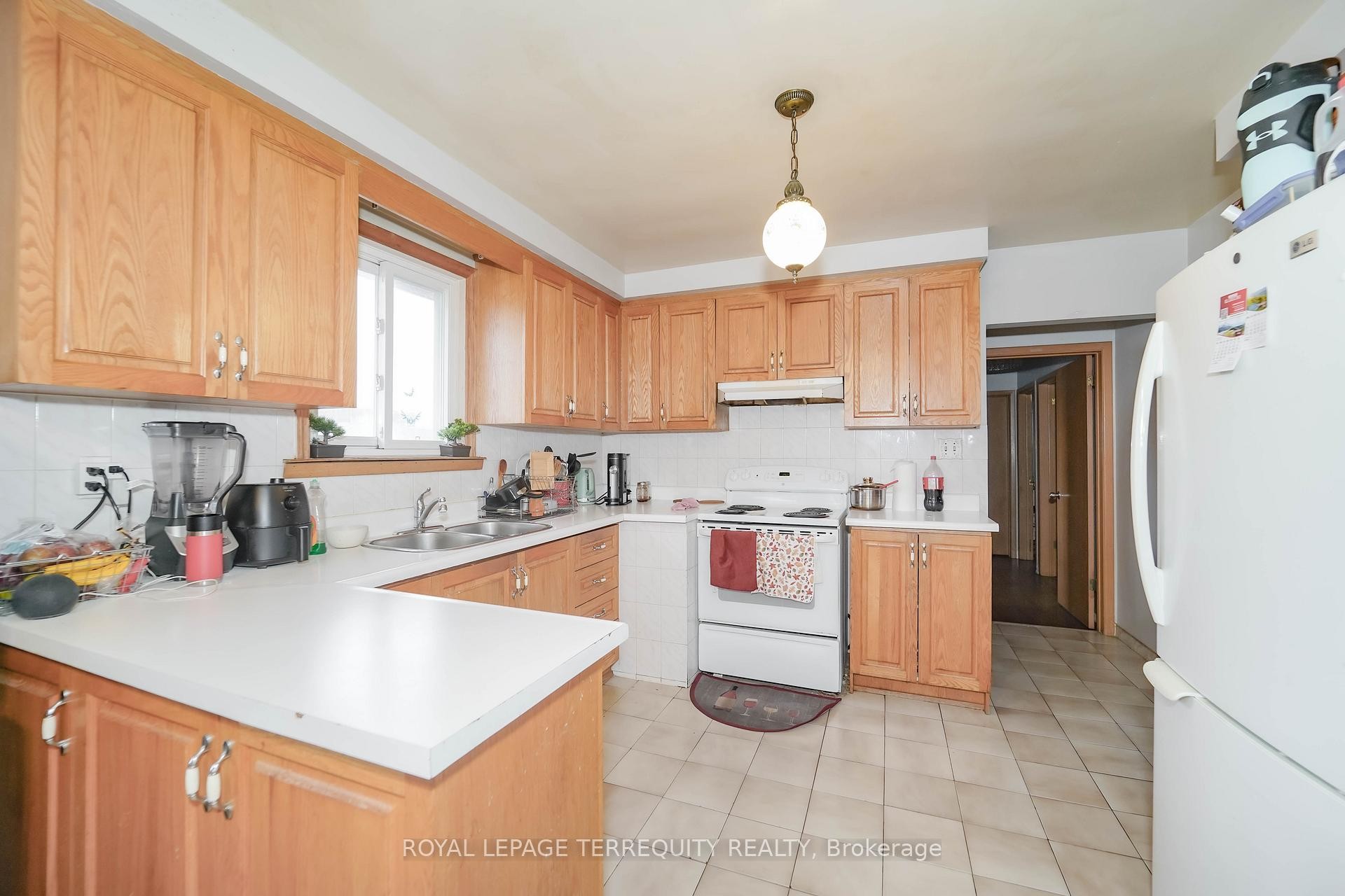 Upper-95 Stanley Road, Toronto, ON - Indoor Photo Showing Kitchen