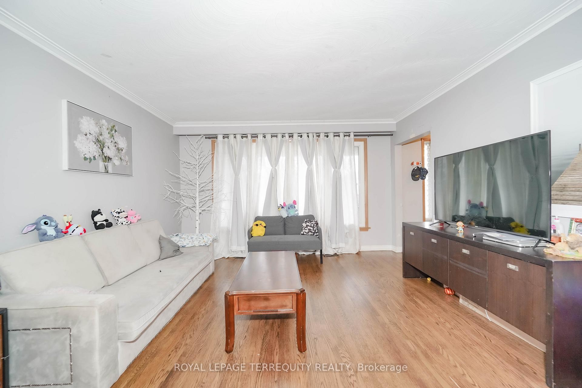 Upper-95 Stanley Road, Toronto, ON - Indoor Photo Showing Living Room