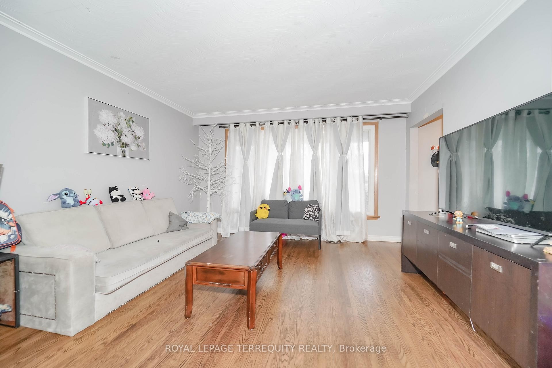 Upper-95 Stanley Road, Toronto, ON - Indoor Photo Showing Living Room