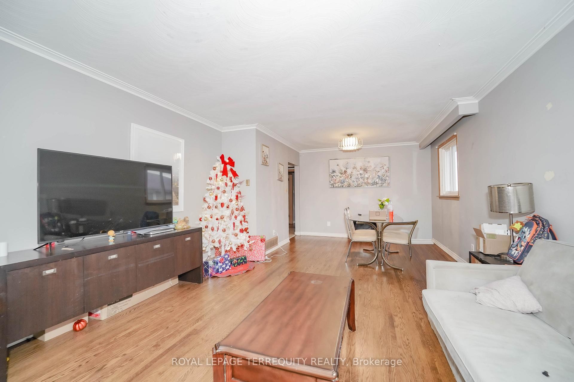 Upper-95 Stanley Road, Toronto, ON - Indoor Photo Showing Living Room