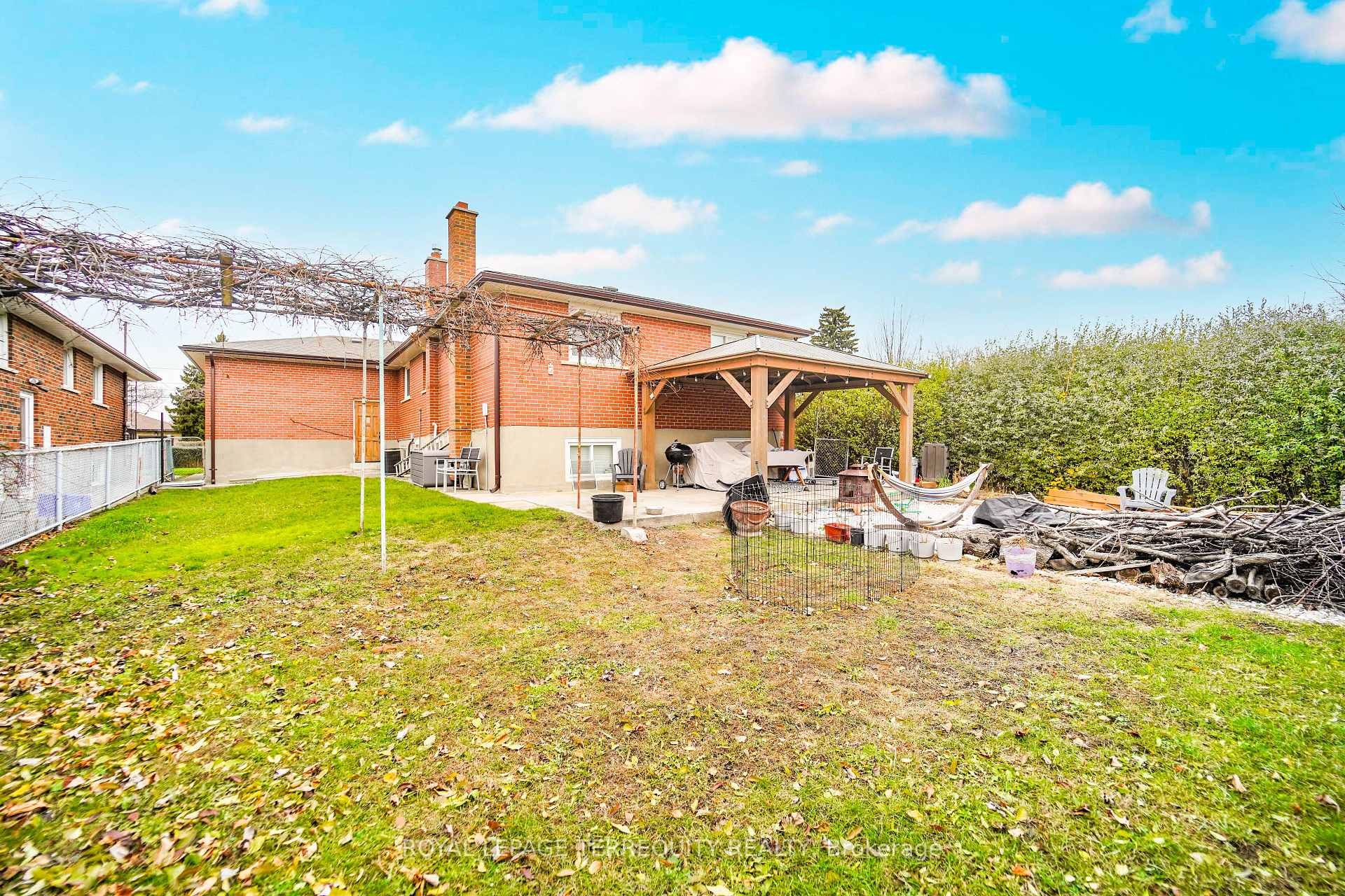 Upper-95 Stanley Road, Toronto, ON - Outdoor