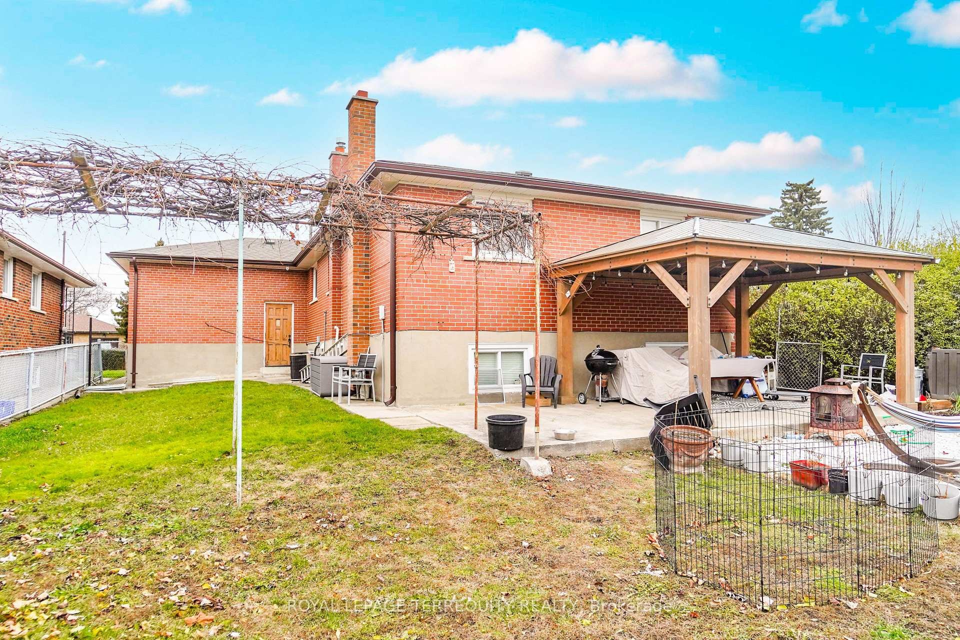 Upper-95 Stanley Road, Toronto, ON - Outdoor