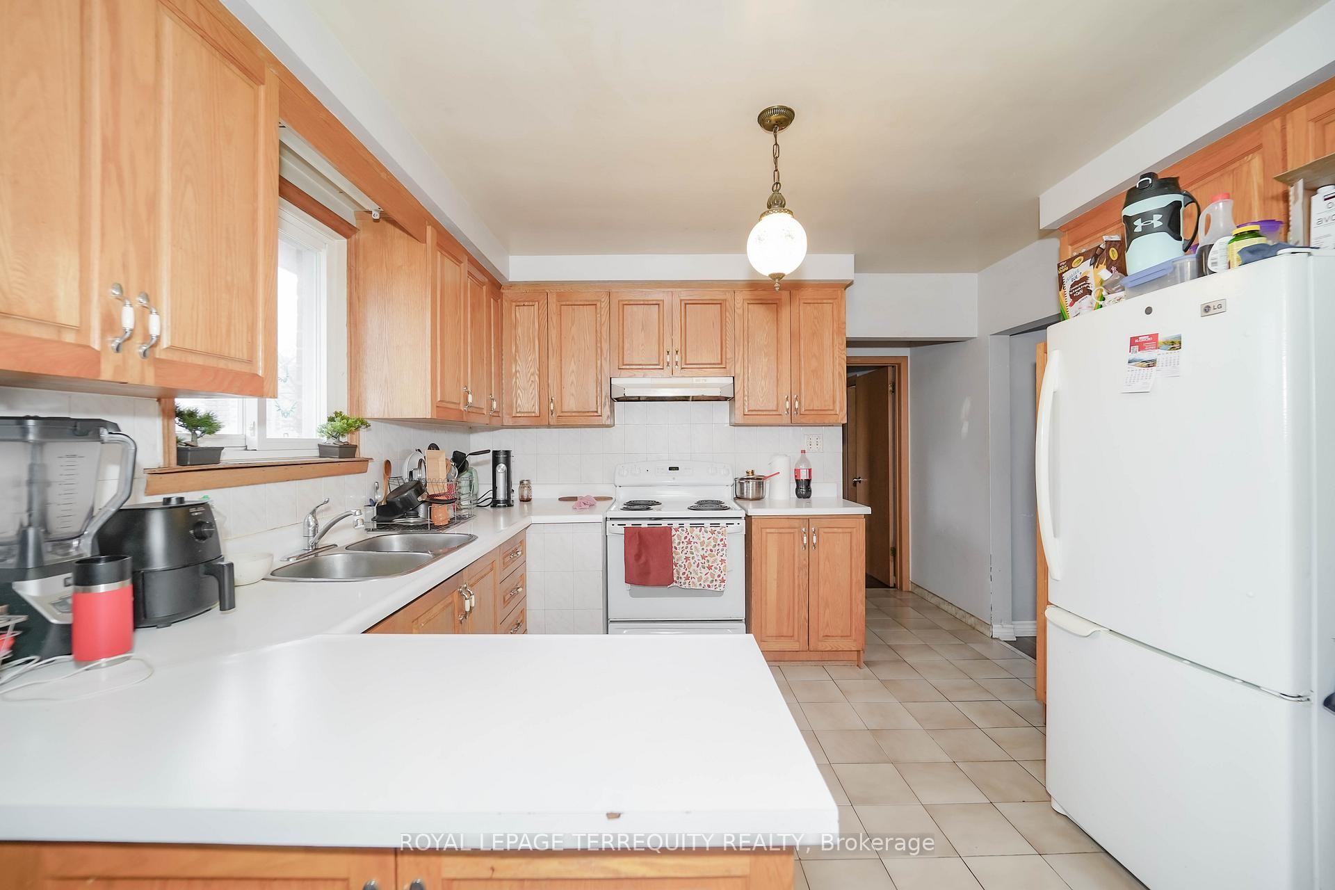 Upper-95 Stanley Road, Toronto, ON - Indoor Photo Showing Kitchen With Double Sink