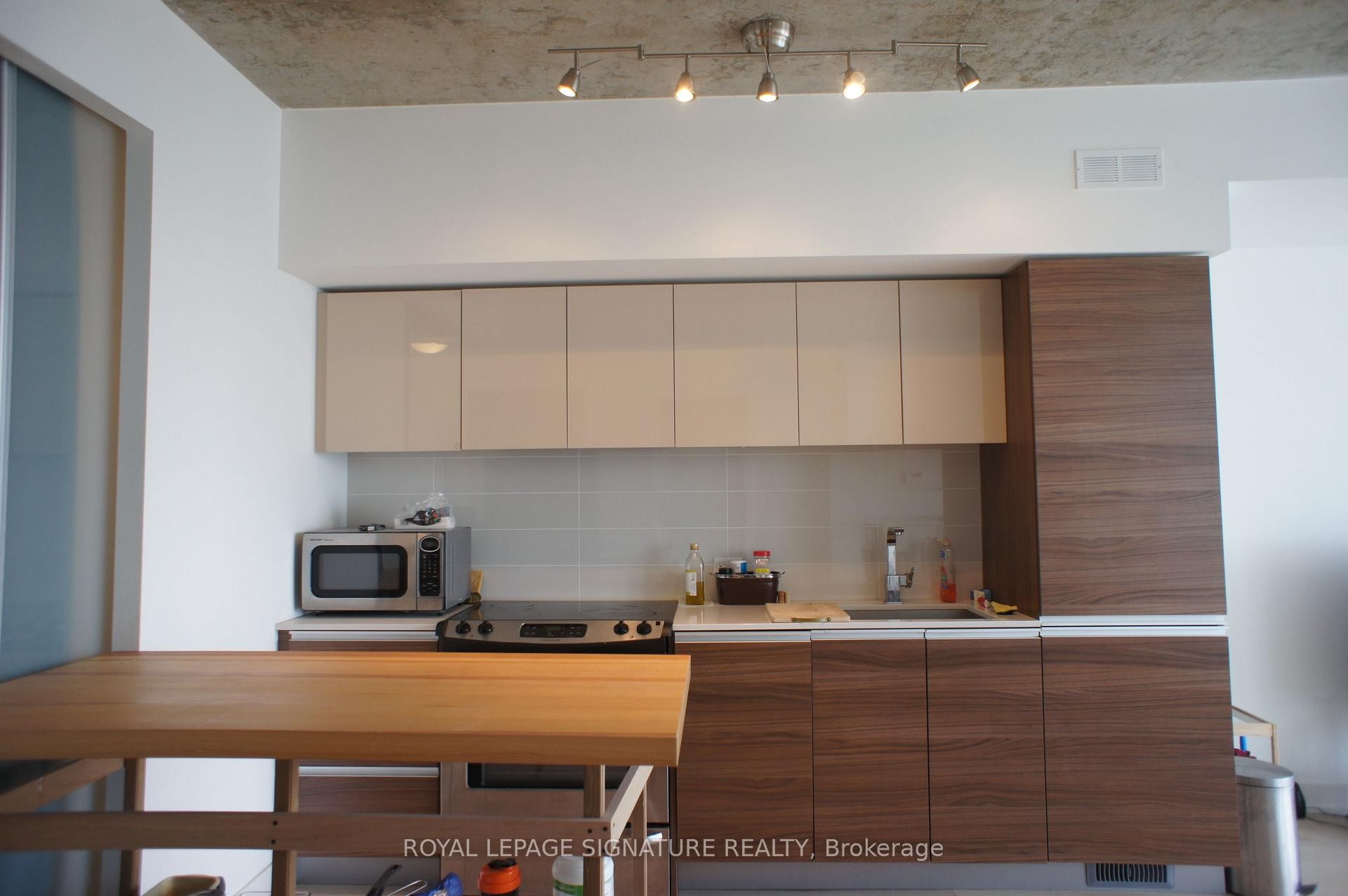 1211-20 Minowan Miikan Lane, Toronto, ON - Indoor Photo Showing Kitchen