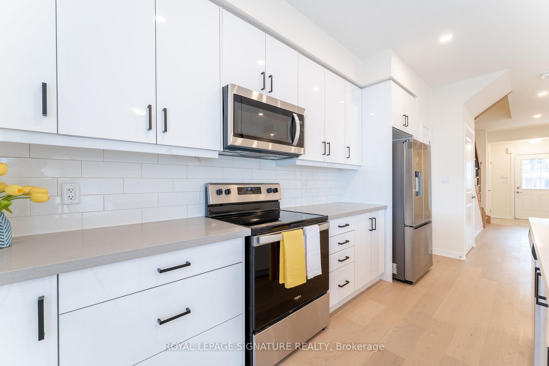 143 Sonoma Lane, Hamilton, ON - Indoor Photo Showing Kitchen With Upgraded Kitchen