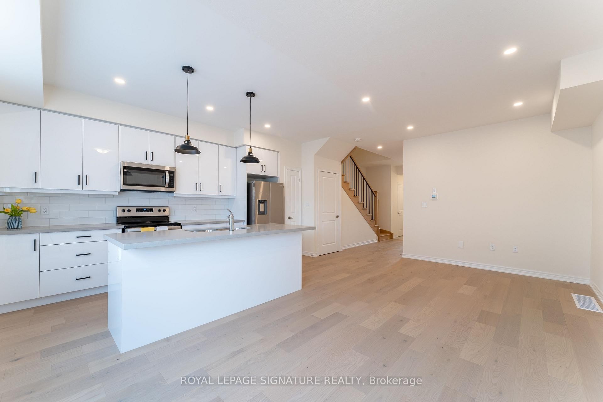 143 Sonoma Lane, Hamilton, ON - Indoor Photo Showing Kitchen