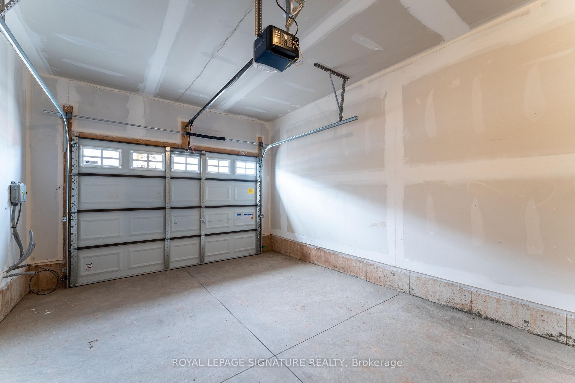 143 Sonoma Lane, Hamilton, ON - Indoor Photo Showing Garage