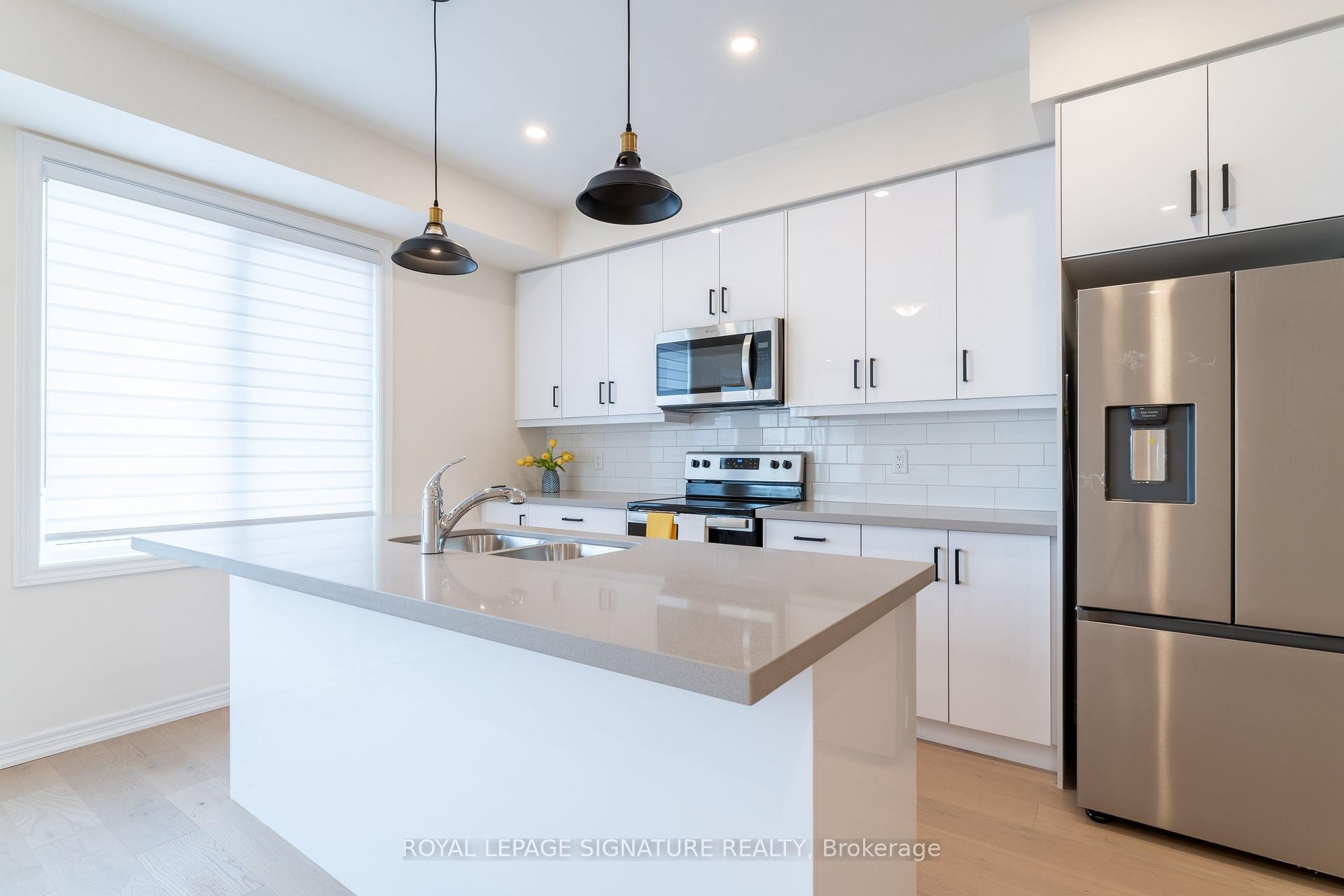 143 Sonoma Lane, Hamilton, ON - Indoor Photo Showing Kitchen With Double Sink With Upgraded Kitchen