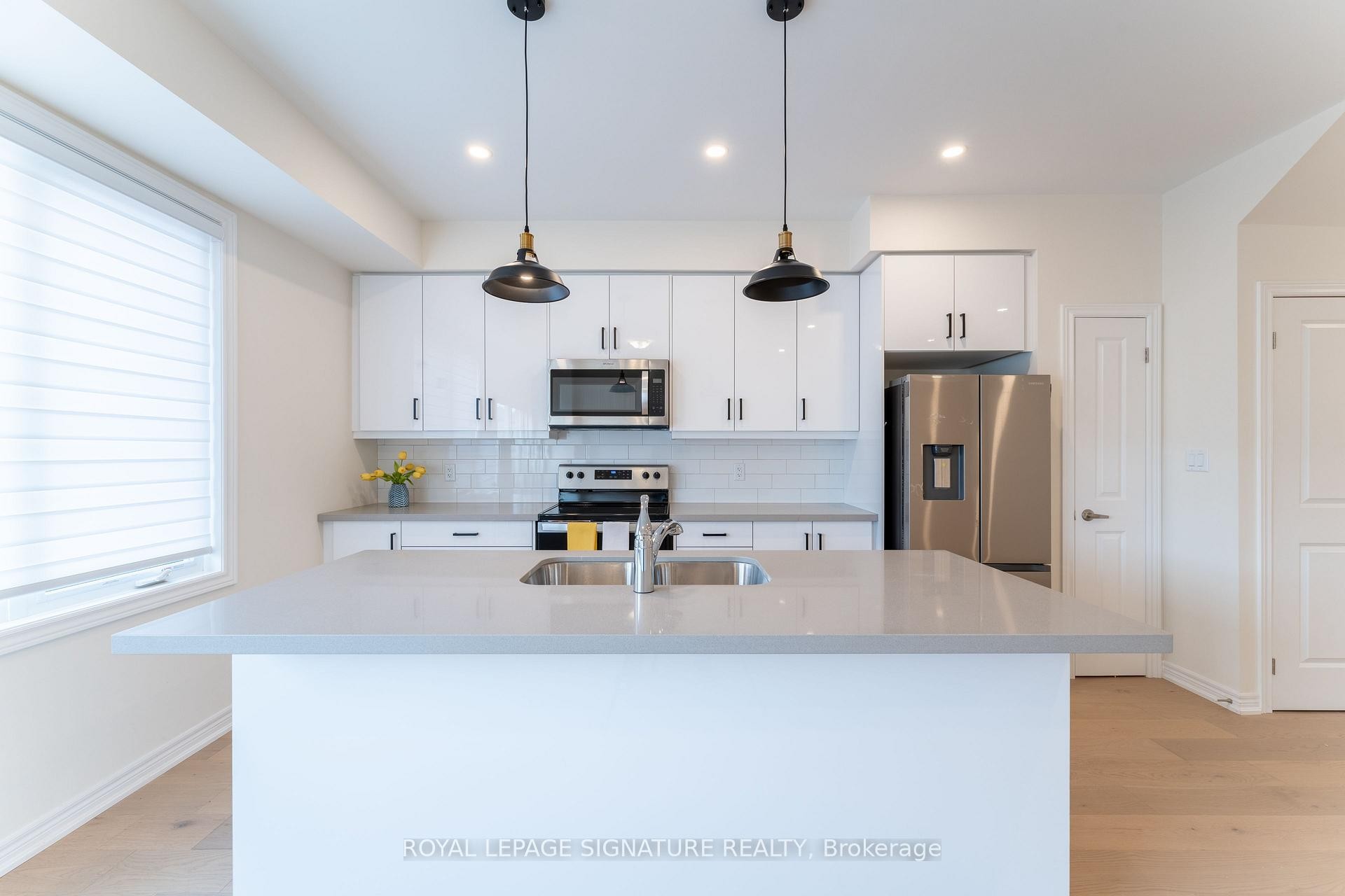 143 Sonoma Lane, Hamilton, ON - Indoor Photo Showing Kitchen With Upgraded Kitchen
