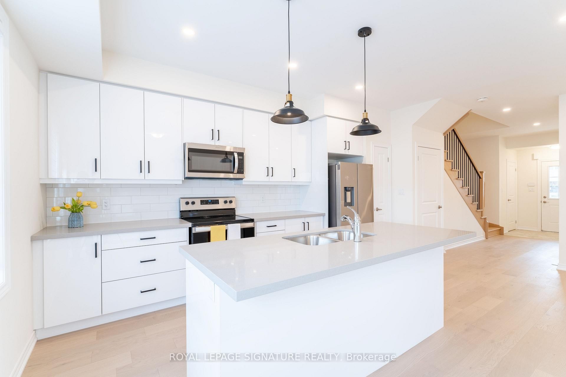 143 Sonoma Lane, Hamilton, ON - Indoor Photo Showing Kitchen With Double Sink With Upgraded Kitchen