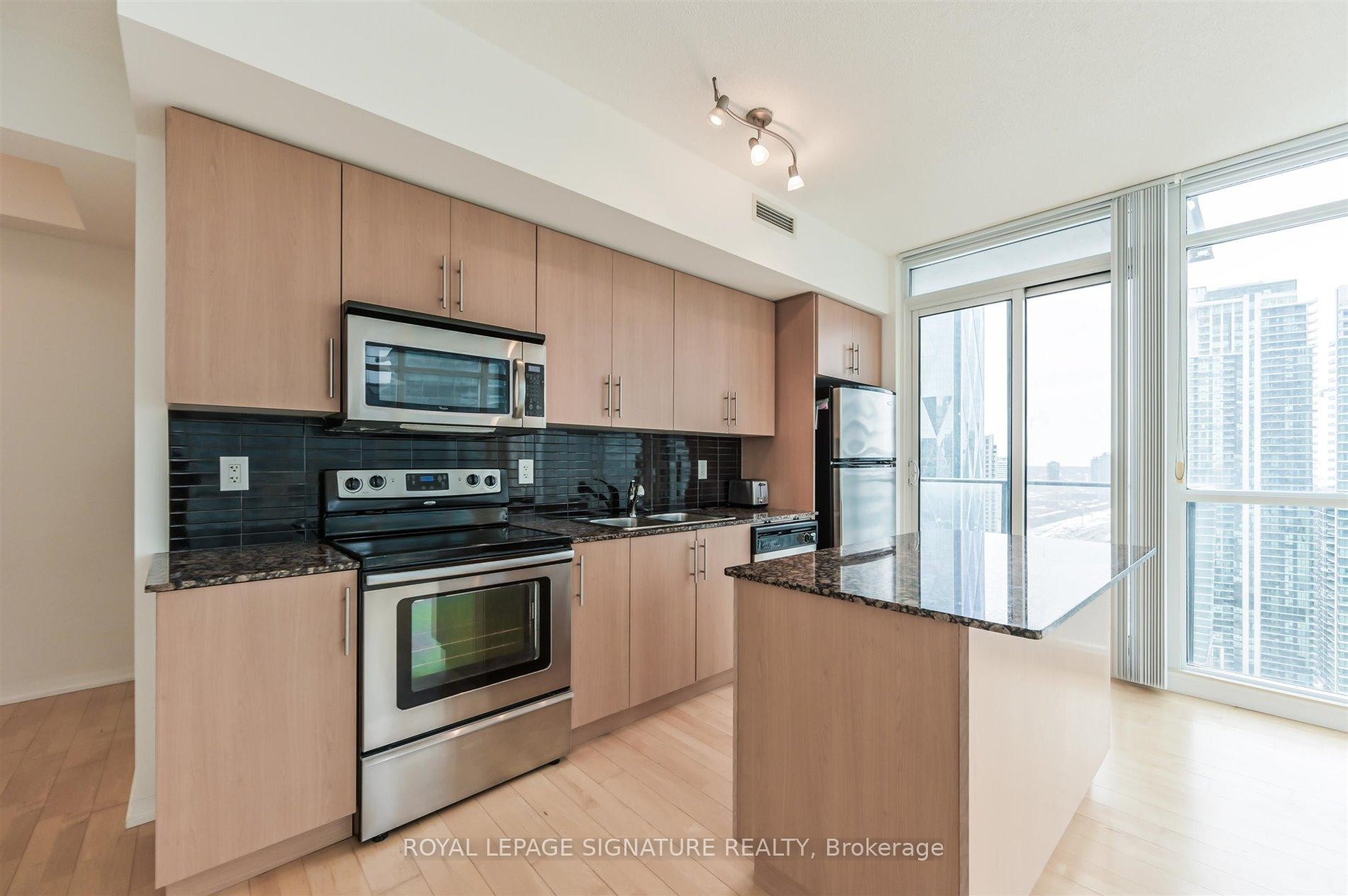 3007-55 Bremner Boulevard, Toronto, ON - Indoor Photo Showing Kitchen