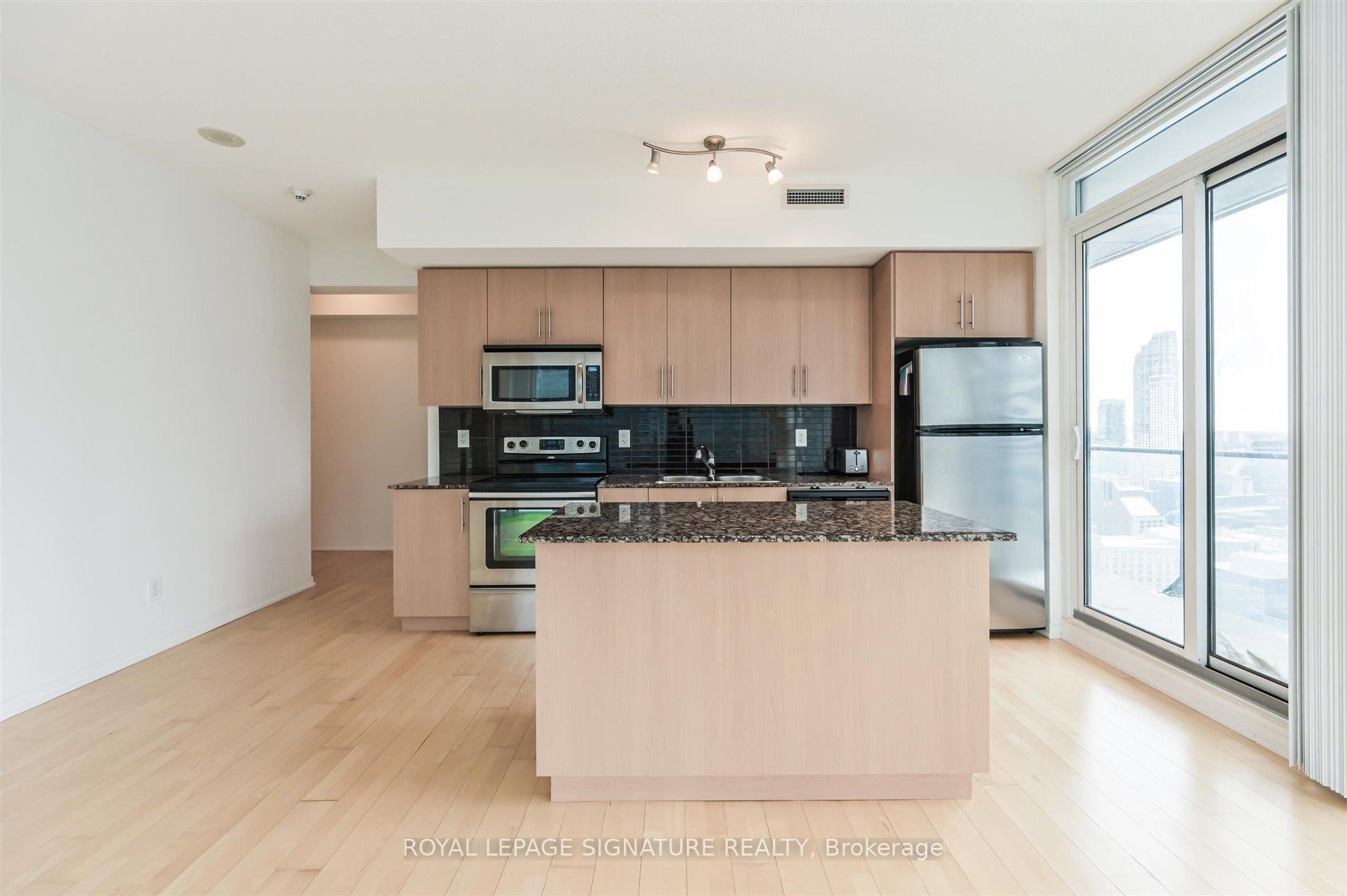 3007-55 Bremner Boulevard, Toronto, ON - Indoor Photo Showing Kitchen