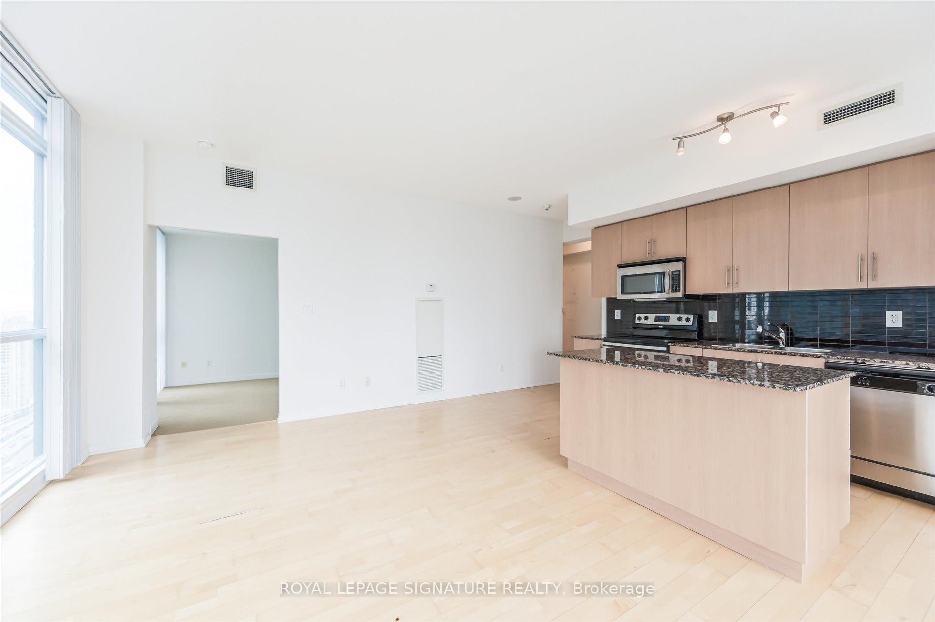 3007-55 Bremner Boulevard, Toronto, ON - Indoor Photo Showing Kitchen