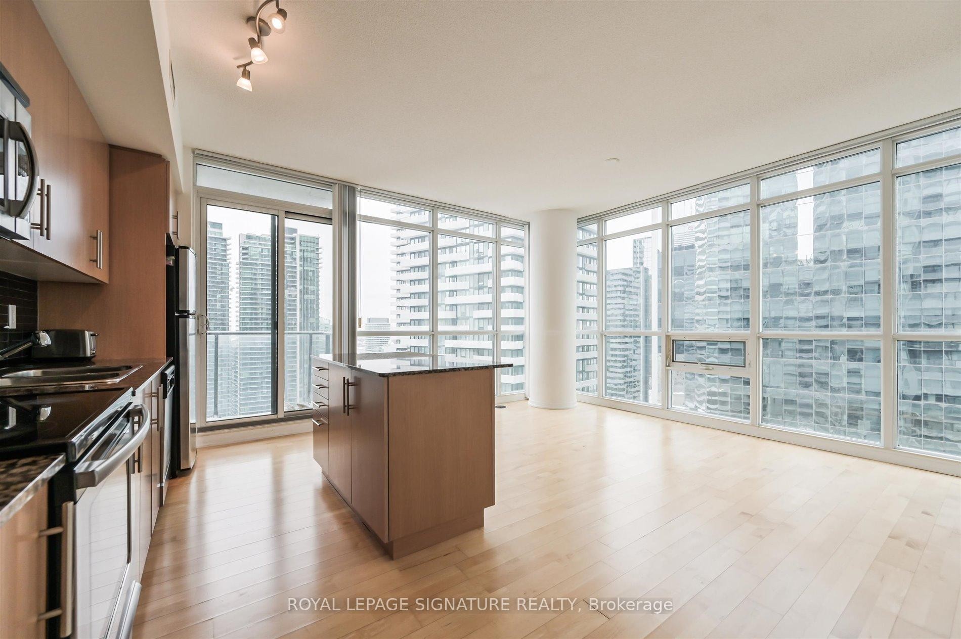 3007-55 Bremner Boulevard, Toronto, ON - Indoor Photo Showing Kitchen