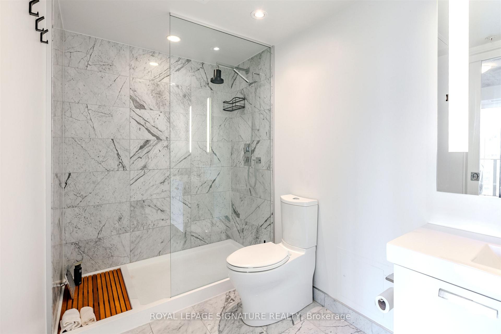 Ph1404-629 King Street W, Toronto, ON - Indoor Photo Showing Bathroom