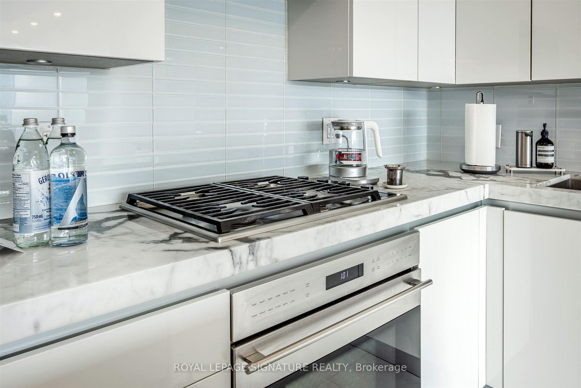 Ph1404-629 King Street W, Toronto, ON - Indoor Photo Showing Kitchen With Upgraded Kitchen