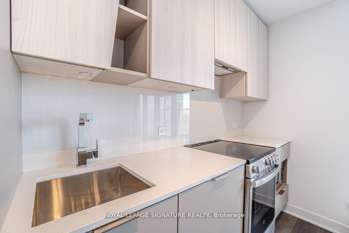 217-3900 Confederation Parkway, Mississauga, ON - Indoor