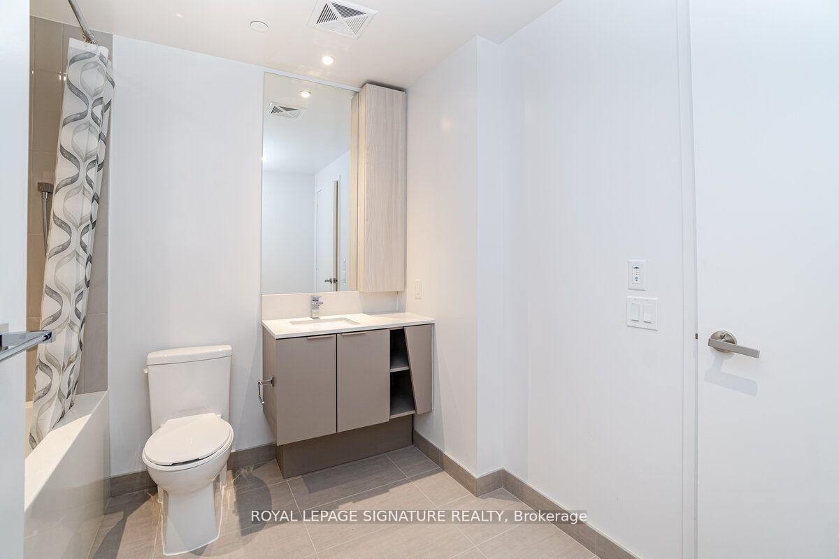 217-3900 Confederation Parkway, Mississauga, ON - Indoor Photo Showing Bathroom